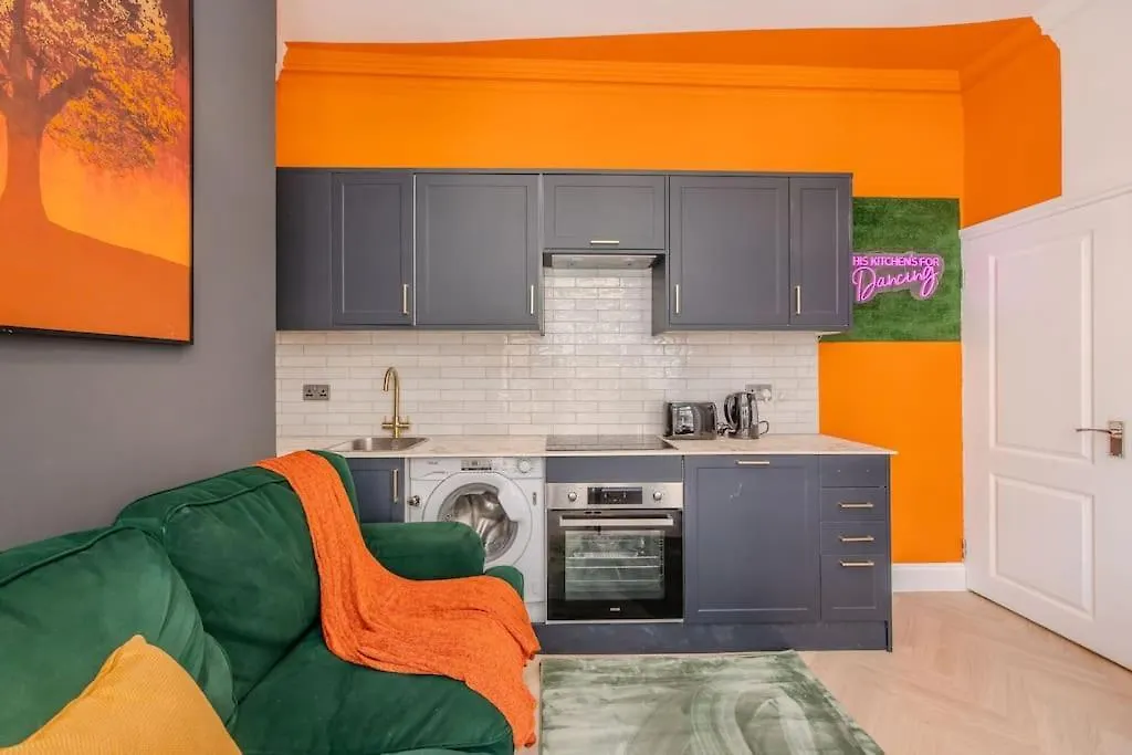 Beautiful 2 Bedroom Flat Next To Brighton Beach And Shopping Centre Apartment
