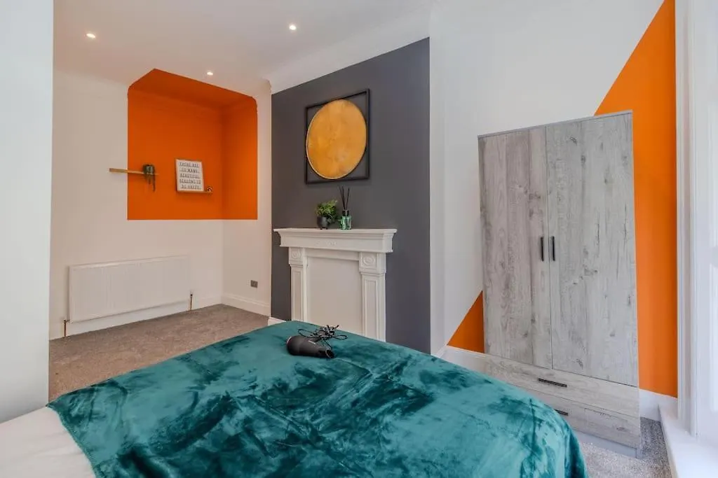 Beautiful 2 Bedroom Flat Next To Brighton Beach And Shopping Centre
