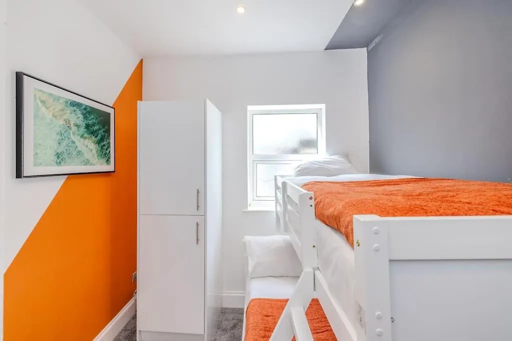 Beautiful 2 Bedroom Flat Next To Brighton Beach And Shopping Centre