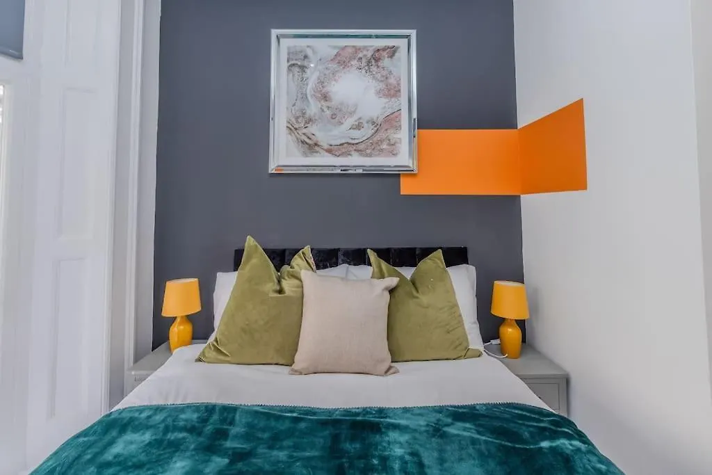 Beautiful 2 Bedroom Flat Next To Brighton Beach And Shopping Centre Apartment