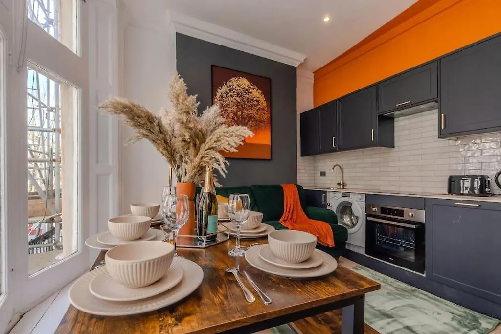 Beautiful 2 Bedroom Flat Next To Brighton Beach And Shopping Centre