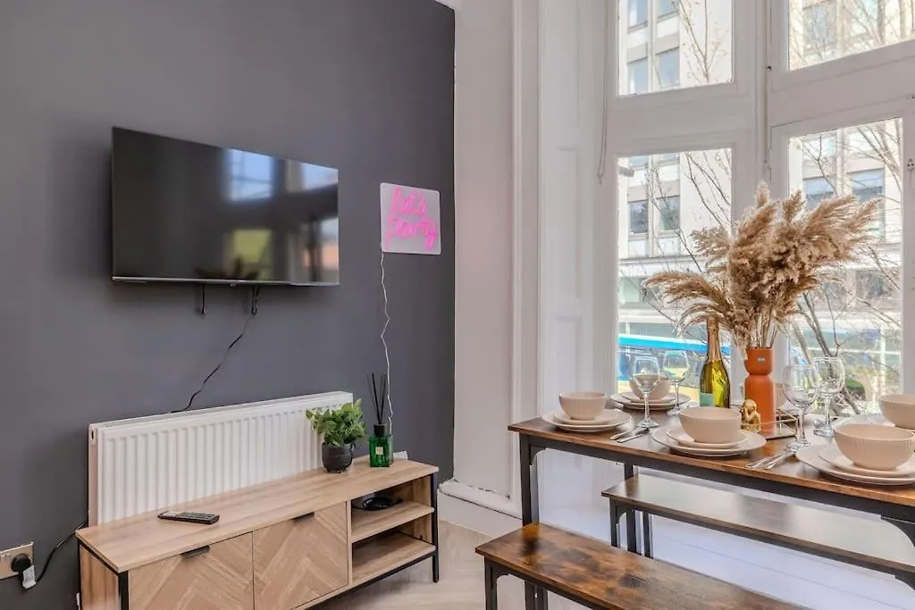 Beautiful 2 Bedroom Flat Next To Brighton Beach And Shopping Centre Apartment