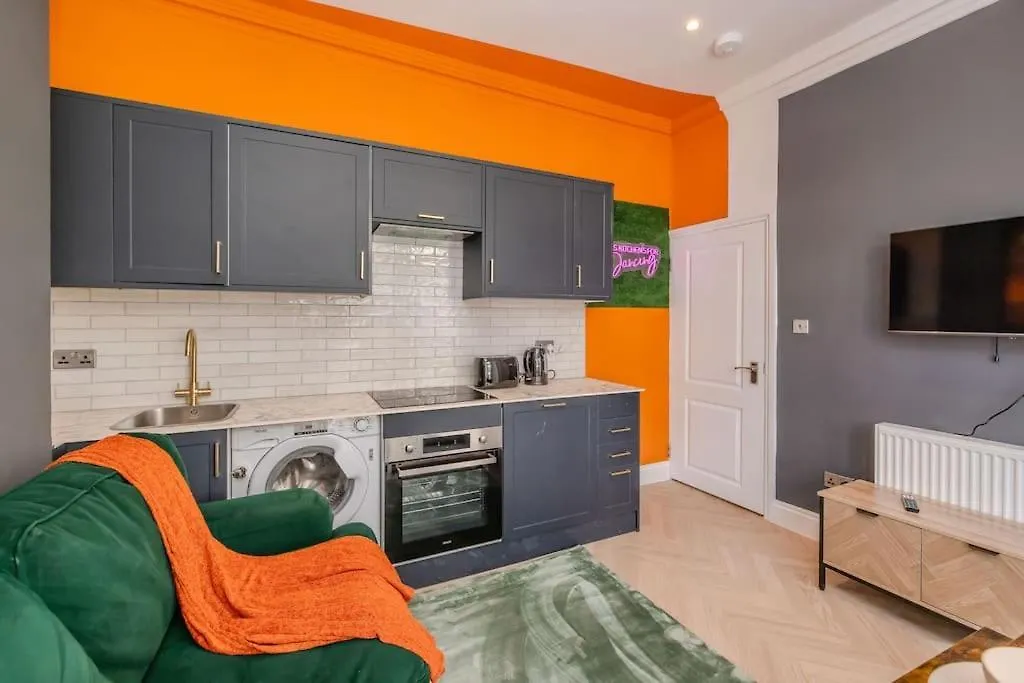 Beautiful 2 Bedroom Flat Next To Brighton Beach And Shopping Centre Apartment