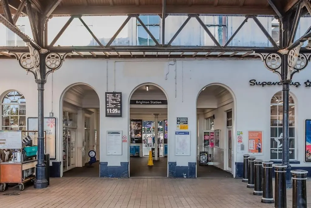 Beautiful 2 Bedroom Flat Next To Brighton Beach And Shopping Centre