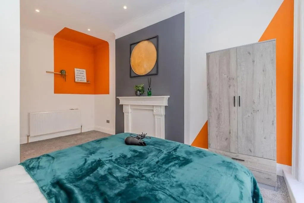 Beautiful 2 Bedroom Flat Next To Brighton Beach And Shopping Centre Apartment