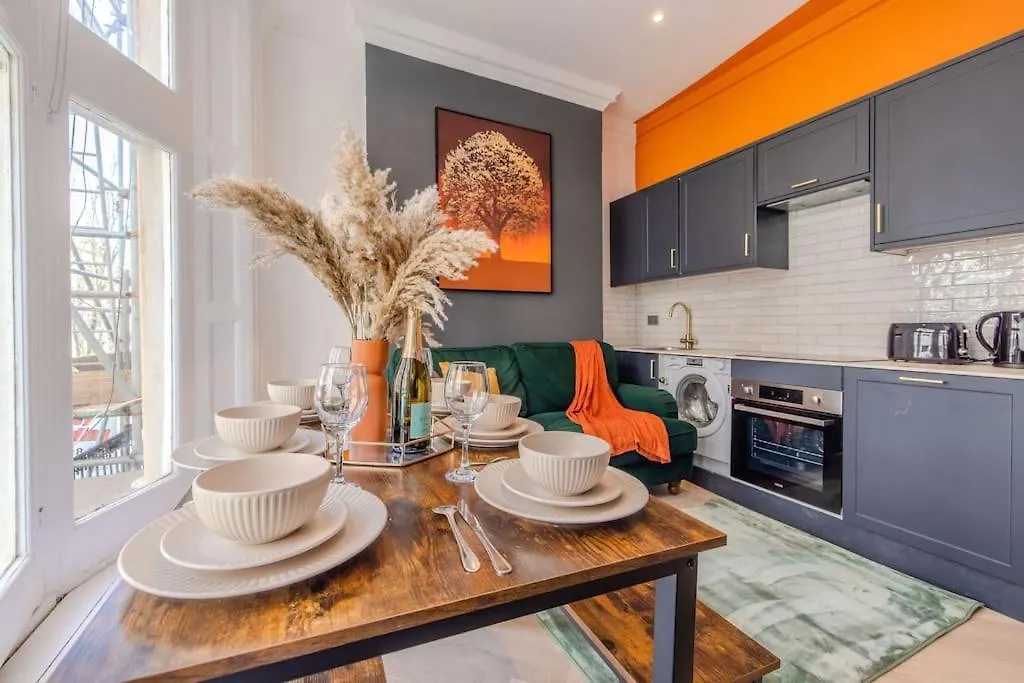 Beautiful 2 Bedroom Flat Next To Brighton Beach And Shopping Centre Apartment
