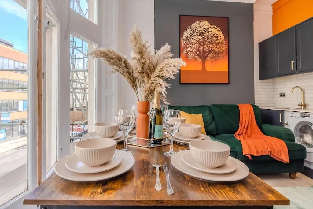 Beautiful 2 Bedroom Flat Next To Brighton Beach And Shopping Centre