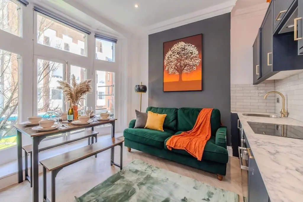 Beautiful 2 Bedroom Flat Next To Brighton Beach And Shopping Centre location