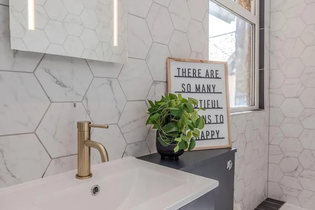 Апартаменты Beautiful 2 Bedroom Flat Next To Brighton Beach And Shopping Centre