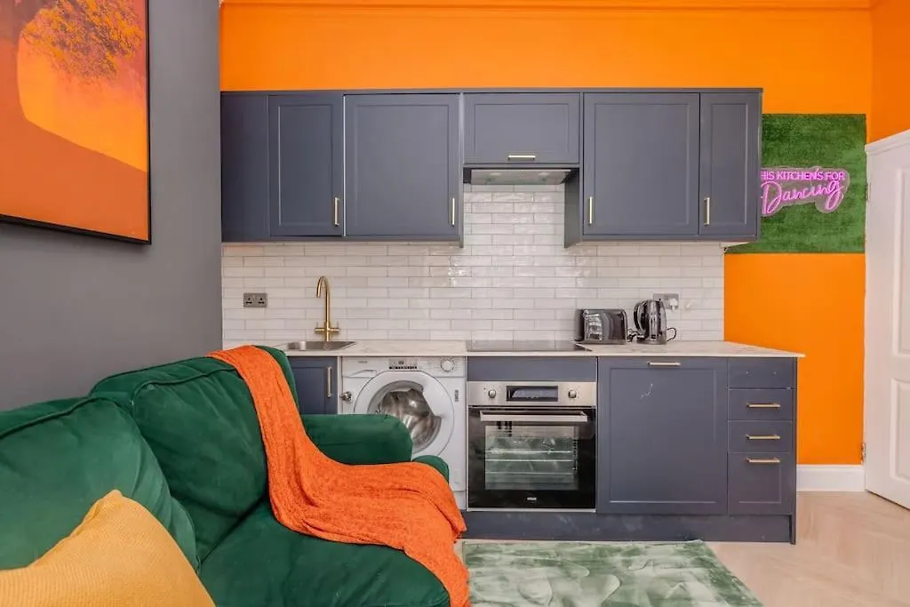 Beautiful 2 Bedroom Flat Next To Brighton Beach And Shopping Centre