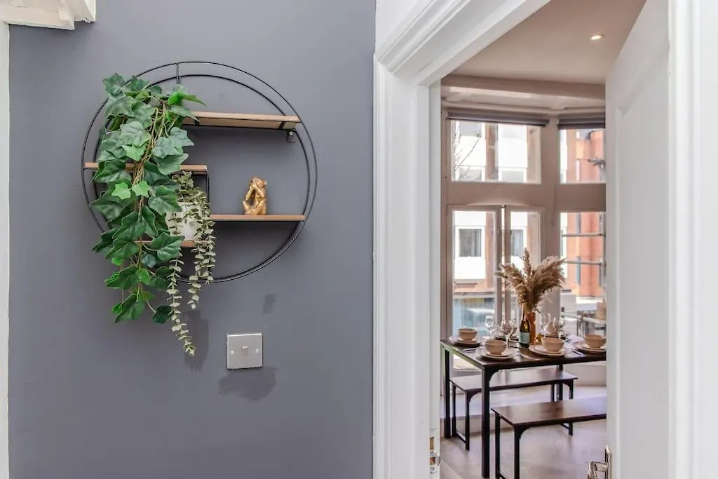 Апартаменты Beautiful 2 Bedroom Flat Next To Brighton Beach And Shopping Centre